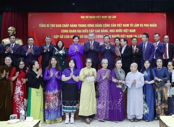 Party leader meets with Vietnamese community in Laos